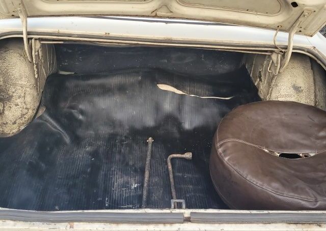 Белый ГАЗ 24, объемом двигателя 2 л и пробегом 150 тыс. км за 429 $, фото 2 на Automoto.ua