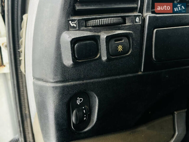 Белый ГАЗ 2752 Соболь, объемом двигателя 2.3 л и пробегом 221 тыс. км за 1900 $, фото 16 на Automoto.ua