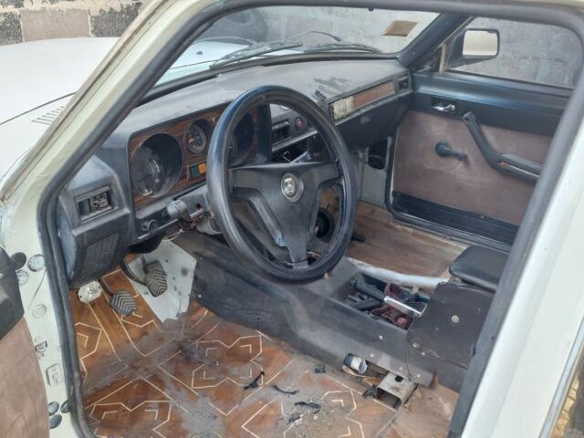 Белый ГАЗ 31029 Волга, объемом двигателя 2.5 л и пробегом 300 тыс. км за 168 $, фото 2 на Automoto.ua