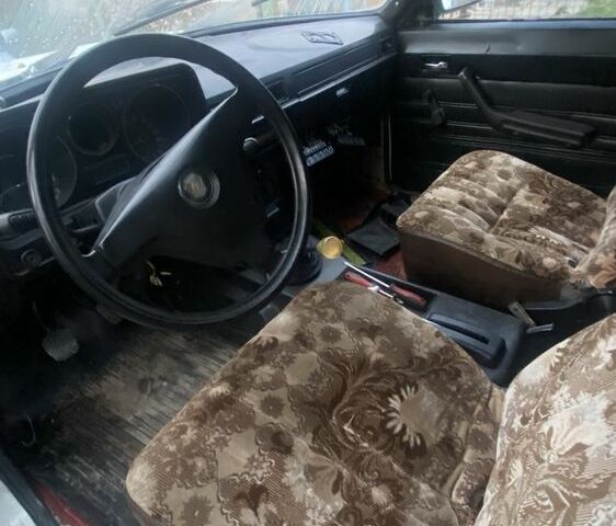 Белый ГАЗ 31029 Волга, объемом двигателя 2.4 л и пробегом 444 тыс. км за 299 $, фото 3 на Automoto.ua