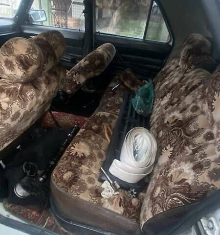 Белый ГАЗ 31029 Волга, объемом двигателя 2.4 л и пробегом 444 тыс. км за 299 $, фото 3 на Automoto.ua