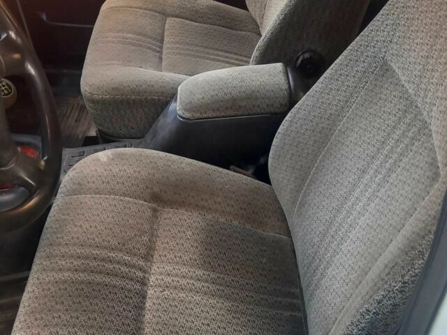 Белый ГАЗ 3110 Волга, объемом двигателя 2.5 л и пробегом 200 тыс. км за 700 $, фото 2 на Automoto.ua