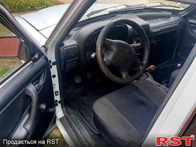 ГАЗ 3110 Волга 1999 в Днепре (Днепропетровске) на Automoto.ua Белый ГАЗ 3110 Волга, объемом двигателя 2.5 л и пробегом 150 тыс. км за 1200 $, фото 3 на Automoto.ua