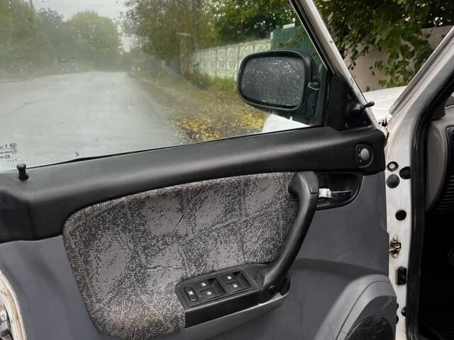 Белый ГАЗ 3110 Волга, объемом двигателя 2.4 л и пробегом 316 тыс. км за 900 $, фото 1 на Automoto.ua