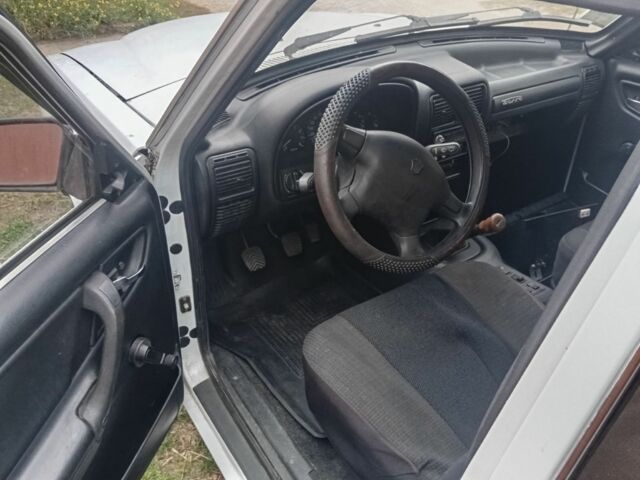 ГАЗ 3110 Волга 1999 в Днепре (Днепропетровске) на Automoto.ua Белый ГАЗ 3110 Волга, объемом двигателя 2 л и пробегом 150 тыс. км за 1200 $, фото 6 на Automoto.ua