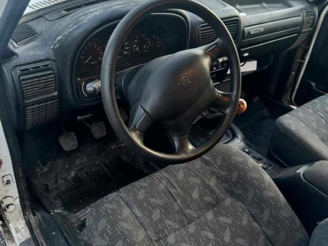 Белый ГАЗ 3110 Волга, объемом двигателя 2.5 л и пробегом 200 тыс. км за 403 $, фото 5 на Automoto.ua