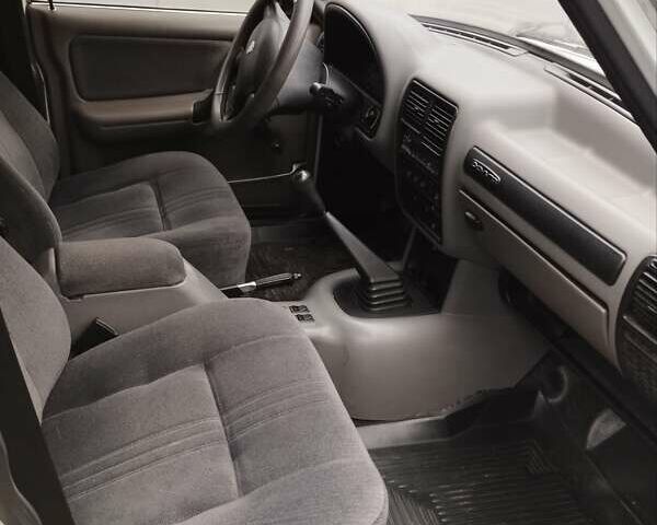 Белый ГАЗ 3110 Волга, объемом двигателя 2.4 л и пробегом 43 тыс. км за 2000 $, фото 3 на Automoto.ua