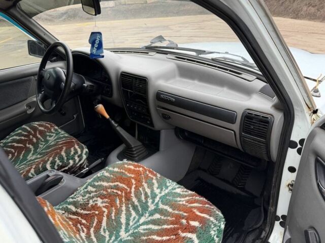 Белый ГАЗ 3110 Волга, объемом двигателя 2.4 л и пробегом 155 тыс. км за 550 $, фото 5 на Automoto.ua