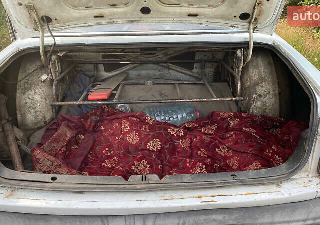 Белый ГАЗ 3110 Волга, объемом двигателя 2.5 л и пробегом 200 тыс. км за 999 $, фото 5 на Automoto.ua