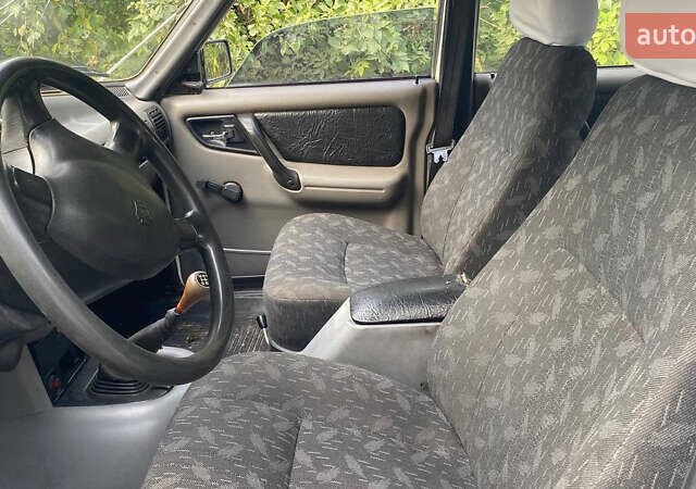 Белый ГАЗ 3110 Волга, объемом двигателя 2.5 л и пробегом 200 тыс. км за 999 $, фото 6 на Automoto.ua