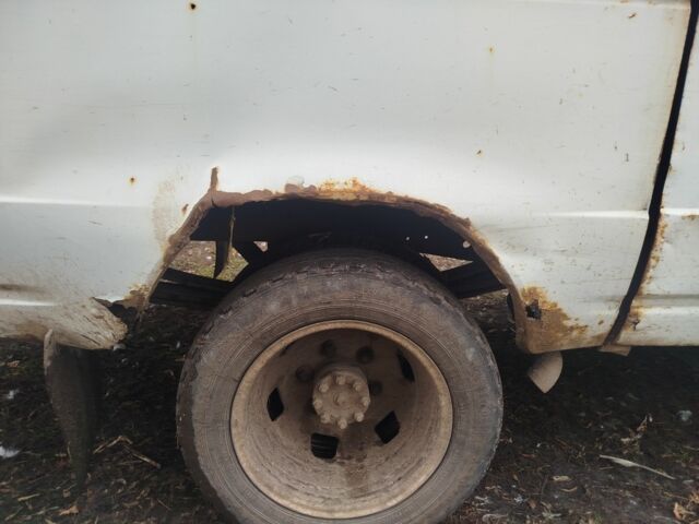 Белый ГАЗ 3110 Волга, объемом двигателя 2.45 л и пробегом 200 тыс. км за 715 $, фото 5 на Automoto.ua