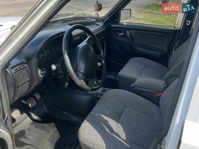 Белый ГАЗ 3110 Волга, объемом двигателя 2.4 л и пробегом 52 тыс. км за 1850 $, фото 4 на Automoto.ua