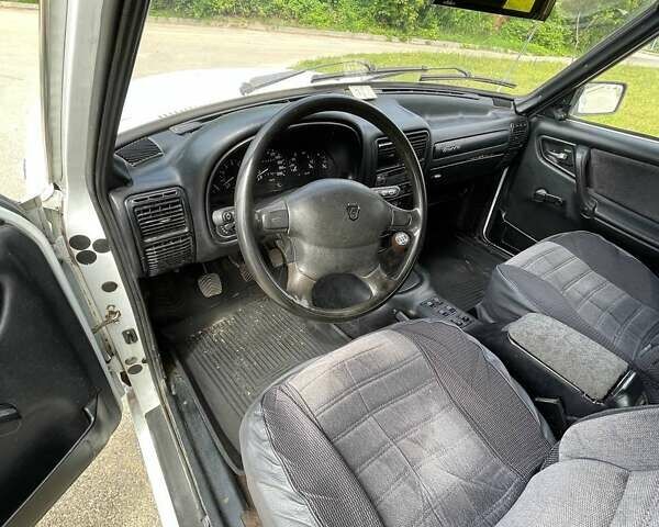 Белый ГАЗ 3110 Волга, объемом двигателя 2.3 л и пробегом 99 тыс. км за 1350 $, фото 3 на Automoto.ua