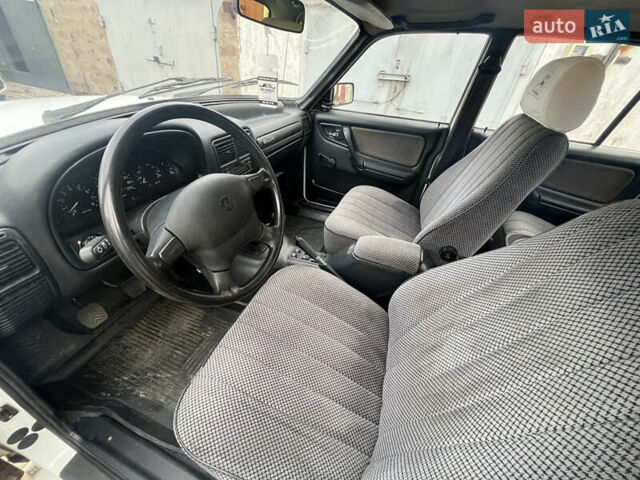 ГАЗ 3110 Волга 2002 в Коростене на Automoto.ua Белый ГАЗ 3110 Волга, объемом двигателя 2.45 л и пробегом 35 тыс. км за 2999 $, фото 15 на Automoto.ua