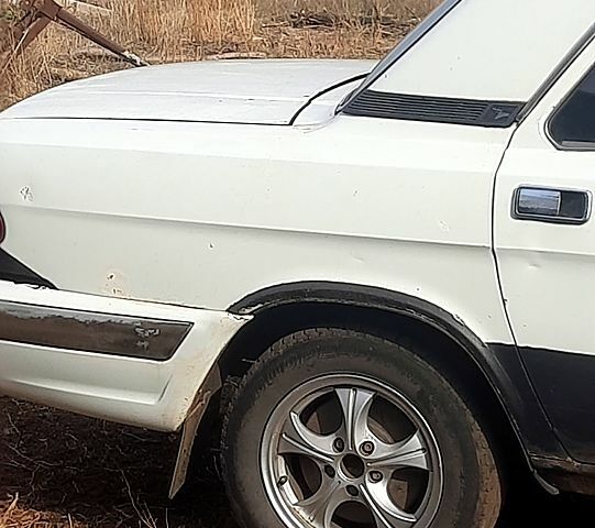 Белый ГАЗ 3110 Волга, объемом двигателя 2.3 л и пробегом 200 тыс. км за 800 $, фото 4 на Automoto.ua