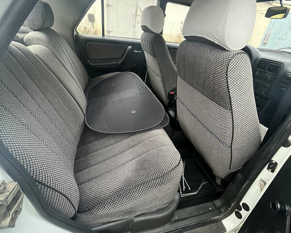 ГАЗ 3110 Волга 2002 в Коростене на Automoto.ua Белый ГАЗ 3110 Волга, объемом двигателя 2.45 л и пробегом 35 тыс. км за 2999 $, фото 25 на Automoto.ua