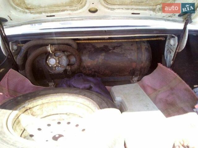 Белый ГАЗ 3110 Волга, объемом двигателя 2.48 л и пробегом 216 тыс. км за 959 $, фото 2 на Automoto.ua