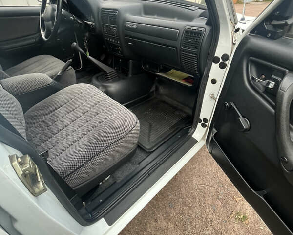 ГАЗ 3110 Волга 2002 в Коростене на Automoto.ua Белый ГАЗ 3110 Волга, объемом двигателя 2.45 л и пробегом 35 тыс. км за 2999 $, фото 24 на Automoto.ua