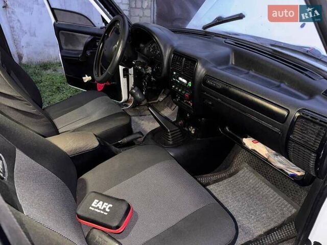 Білий ГАЗ 3110 Волга, об'ємом двигуна 2.3 л та пробігом 89 тис. км за 1800 $, фото 3 на Automoto.ua