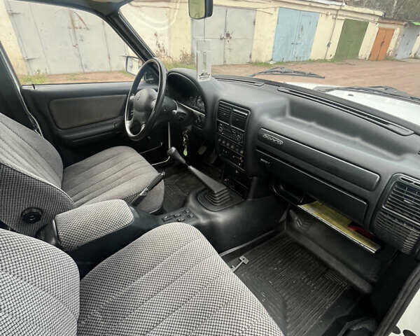 ГАЗ 3110 Волга 2002 в Коростене на Automoto.ua Белый ГАЗ 3110 Волга, объемом двигателя 2.45 л и пробегом 35 тыс. км за 2999 $, фото 23 на Automoto.ua