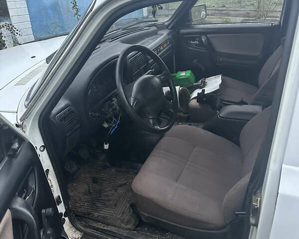 Білий ГАЗ 3110 Волга, об'ємом двигуна 2.3 л та пробігом 150 тис. км за 1061 $, фото 3 на Automoto.ua