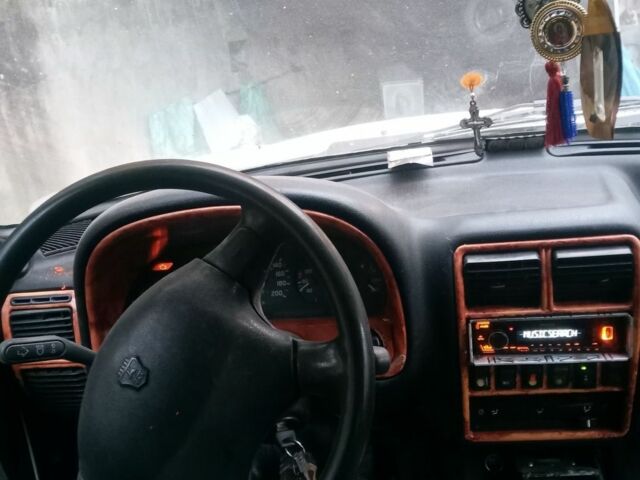 ГАЗ 3110 Волга 2003 у Івано-Франківську на Automoto.ua Білий ГАЗ 3110 Волга, об'ємом двигуна 2.4 л та пробігом 242 тис. км за 1300 $, фото 4 на Automoto.ua