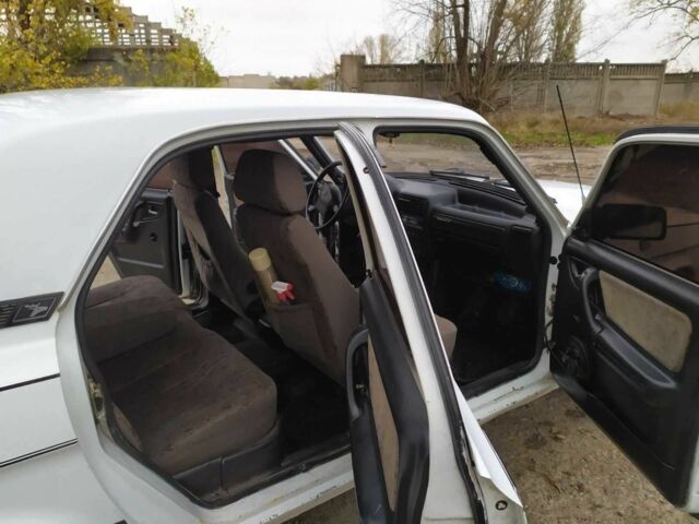 Белый ГАЗ 3110 Волга, объемом двигателя 2 л и пробегом 200 тыс. км за 1700 $, фото 2 на Automoto.ua