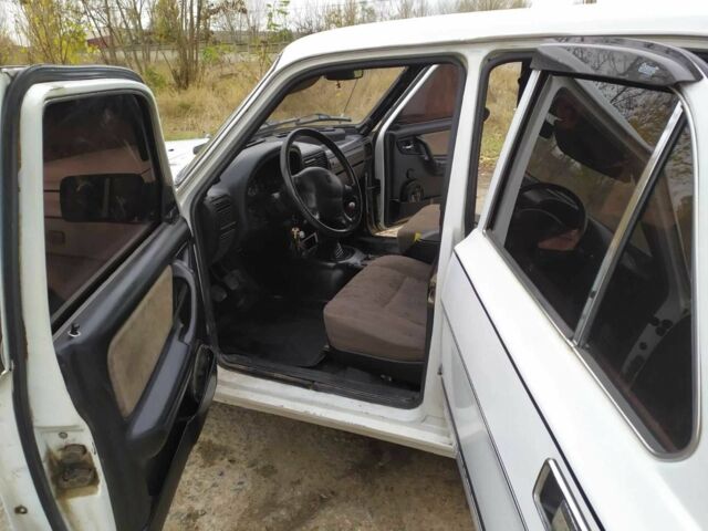 Белый ГАЗ 3110 Волга, объемом двигателя 2 л и пробегом 200 тыс. км за 1700 $, фото 1 на Automoto.ua