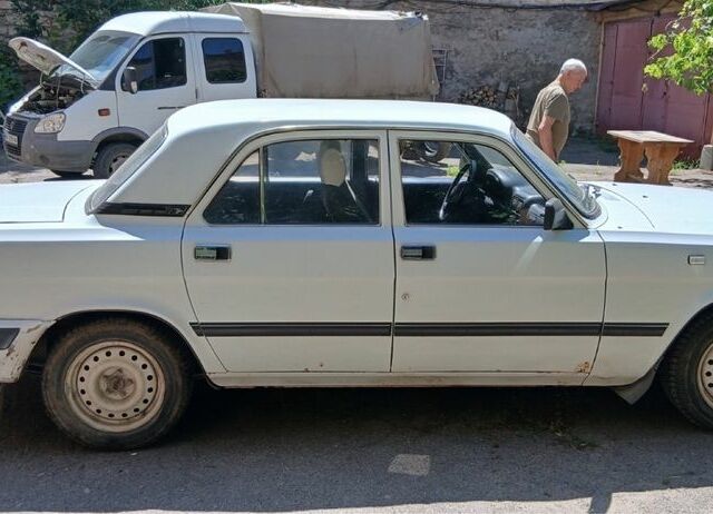 Белый ГАЗ 3110 Волга, объемом двигателя 2.4 л и пробегом 150 тыс. км за 850 $, фото 2 на Automoto.ua