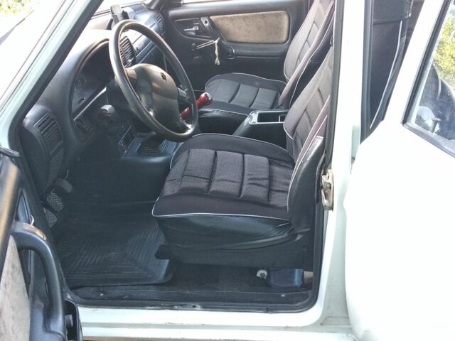 Белый ГАЗ 3110 Волга, объемом двигателя 2.4 л и пробегом 170 тыс. км за 713 $, фото 4 на Automoto.ua