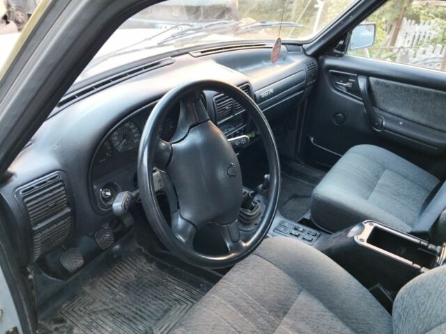 Серый ГАЗ 3110 Волга, объемом двигателя 2.3 л и пробегом 100 тыс. км за 700 $, фото 2 на Automoto.ua