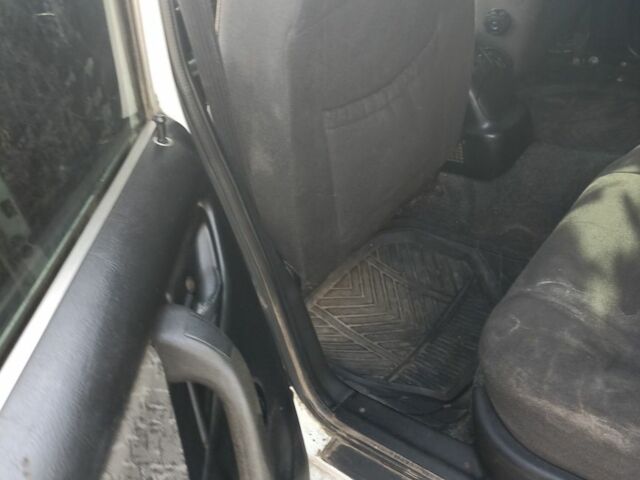 Белый ГАЗ 31105 Волга, объемом двигателя 2.3 л и пробегом 120 тыс. км за 850 $, фото 7 на Automoto.ua