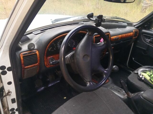 Белый ГАЗ 31105 Волга, объемом двигателя 2.3 л и пробегом 200 тыс. км за 1500 $, фото 6 на Automoto.ua