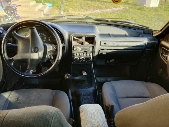 Черный ГАЗ 31105 Волга, объемом двигателя 2.3 л и пробегом 226 тыс. км за 1854 $, фото 6 на Automoto.ua