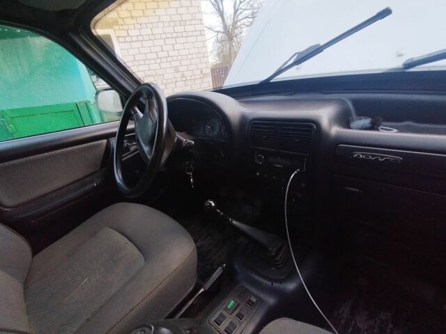 Серый ГАЗ 31105 Волга, объемом двигателя 2.4 л и пробегом 194 тыс. км за 600 $, фото 5 на Automoto.ua