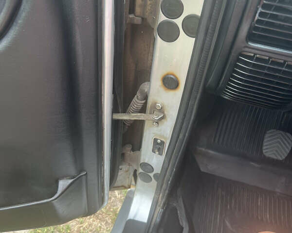 Серый ГАЗ 31105 Волга, объемом двигателя 2.3 л и пробегом 103 тыс. км за 2200 $, фото 6 на Automoto.ua