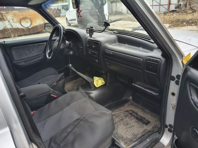 Серый ГАЗ 31105 Волга, объемом двигателя 2.3 л и пробегом 201 тыс. км за 2300 $, фото 2 на Automoto.ua