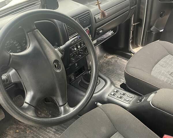 Серый ГАЗ 31105 Волга, объемом двигателя 2.29 л и пробегом 112 тыс. км за 1500 $, фото 2 на Automoto.ua