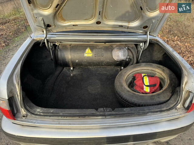 Серый ГАЗ 31105 Волга, объемом двигателя 2.43 л и пробегом 145 тыс. км за 6000 $, фото 15 на Automoto.ua