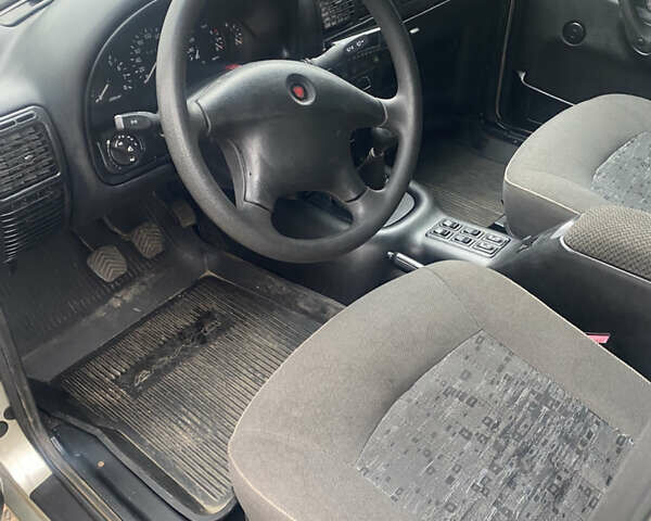 Серый ГАЗ 31105 Волга, объемом двигателя 2.29 л и пробегом 155 тыс. км за 2000 $, фото 2 на Automoto.ua