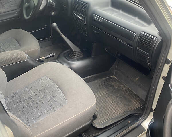 Серый ГАЗ 31105 Волга, объемом двигателя 2.29 л и пробегом 155 тыс. км за 2000 $, фото 3 на Automoto.ua