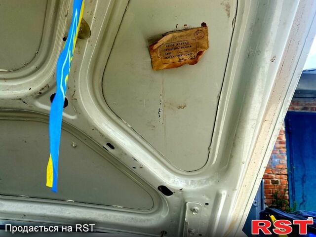 Белый ГАЗ Волга, объемом двигателя 2.5 л и пробегом 153 тыс. км за 1900 $, фото 1 на Automoto.ua