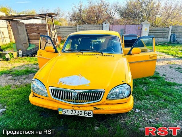 Желтый ГАЗ Волга, объемом двигателя 2.3 л и пробегом 258 тыс. км за 770 $, фото 2 на Automoto.ua