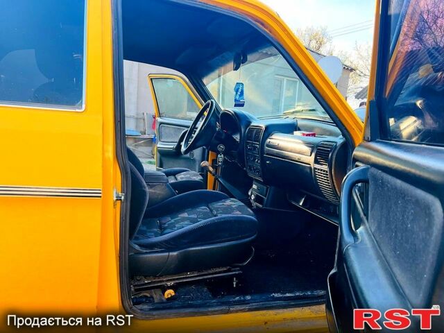 Желтый ГАЗ Волга, объемом двигателя 2.3 л и пробегом 258 тыс. км за 770 $, фото 3 на Automoto.ua