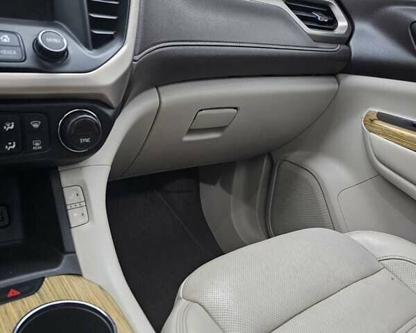 Серый ДжиЭмСи Акадия, объемом двигателя 3.65 л и пробегом 70 тыс. км за 25000 $, фото 11 на Automoto.ua