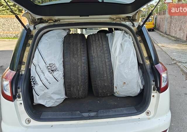 Білий Джилі Емгранд Х7, об'ємом двигуна 2.38 л та пробігом 112 тис. км за 4800 $, фото 29 на Automoto.ua