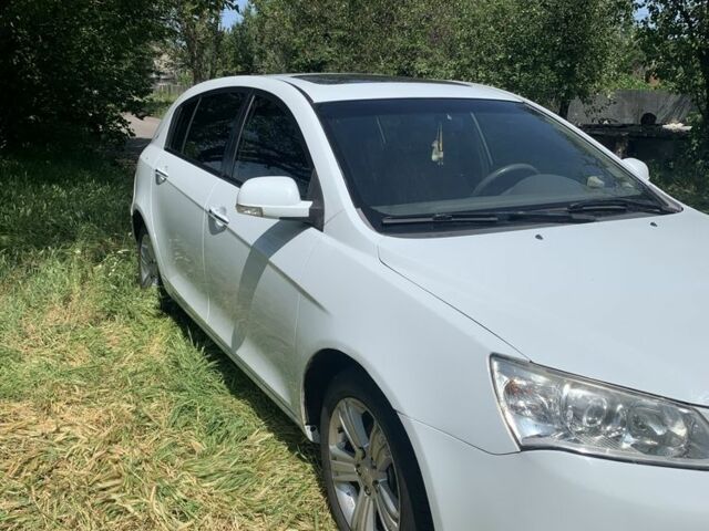 Белый Джили Эмгранд, объемом двигателя 1.8 л и пробегом 112 тыс. км за 3200 $, фото 2 на Automoto.ua