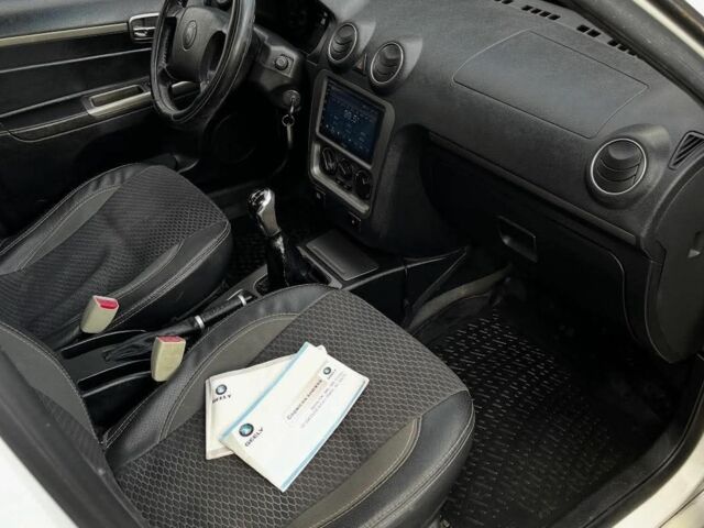 Белый Джили Эмгранд, объемом двигателя 1.5 л и пробегом 106 тыс. км за 1500 $, фото 5 на Automoto.ua