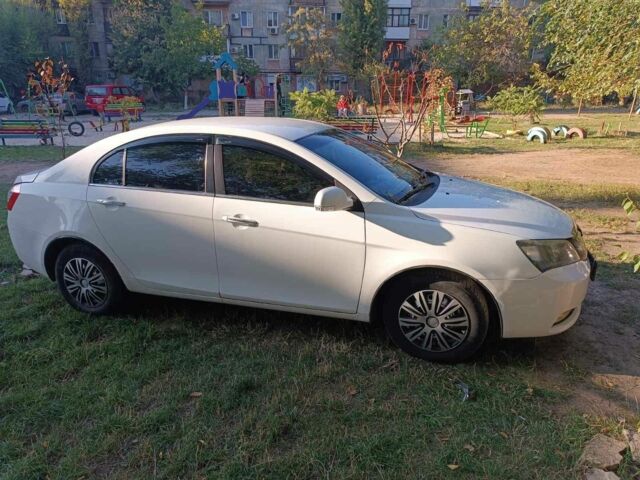 Джили Эмгранд 2013 в Кривом Роге на Automoto.ua Белый Джили Эмгранд, объемом двигателя 1.8 л и пробегом 203 тыс. км за 3500 $, фото 2 на Automoto.ua