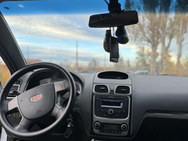 Джили Эмгранд 2013 в Кривом Роге на Automoto.ua Белый Джили Эмгранд, объемом двигателя 1.8 л и пробегом 234 тыс. км за 4000 $, фото 20 на Automoto.ua